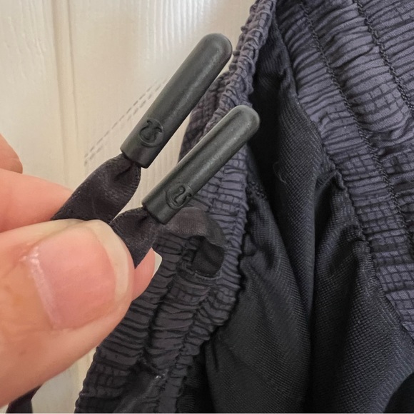 Lululemon 🍋 Pace Breaker Short 9" inseam 
Grid Lines Deep Coal Size Medium - Picture 10 of 12